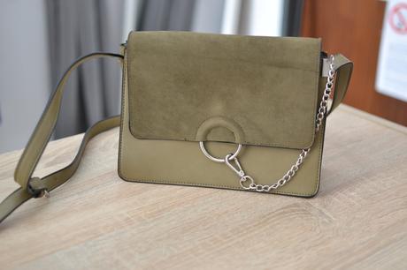 Khaki kabelka, house