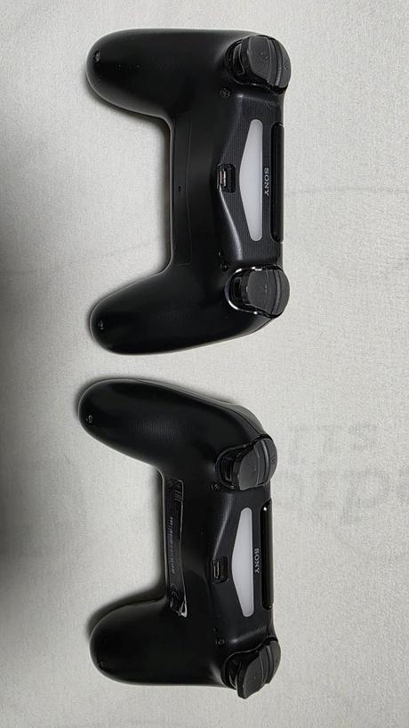 Predám playstation 4 pro 1tb + 2 ovládače s nabíja,