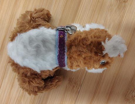 Plyšový hnedo biely psík obojok so srdiečkom 13 cm, 