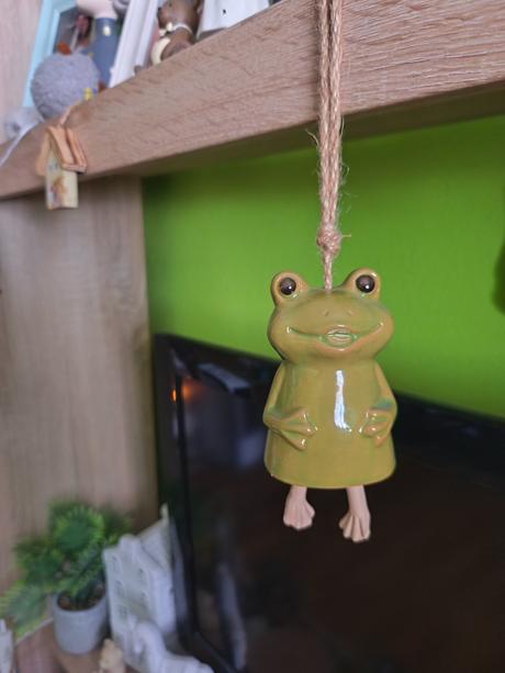 Keramická závesná dekorácia žabka,