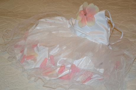 Prekrasne biele satenove saty s tylom a lupienkami, 110