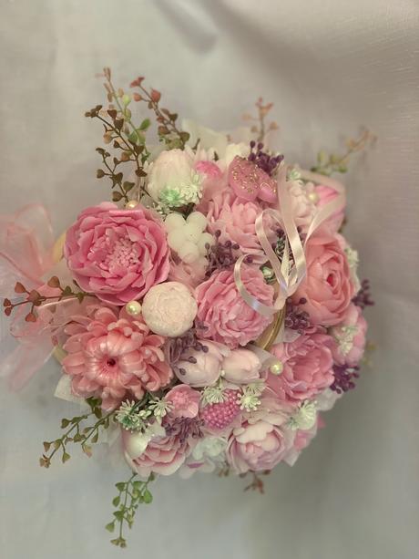 Veľká mydlova kytica v pletenom priborniku, 