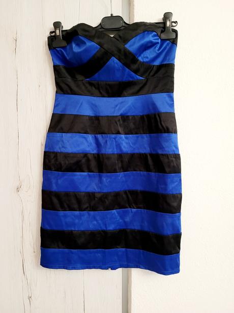 Modro čierne pásikové šaty bez ramienok, s