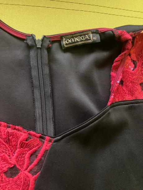 Pekne spoločenské saty omega, 42