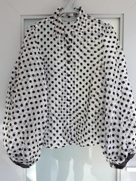 Šifónová blúzka s čiernymi bodkami, 38