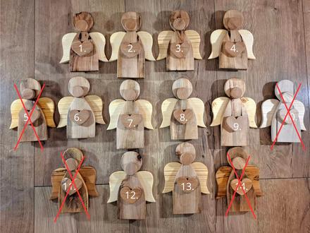 Ručne vyrezávaní drevení anjelikovia,