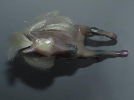 Bledofialový koník pre barbie,