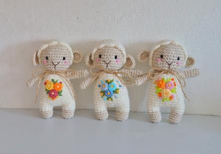 Ovečky s vyšívanými kvetmi 13,5 cm (rôzne farby), 