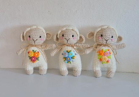 Ovečky s vyšívanými kvetmi 13,5 cm (rôzne farby), 