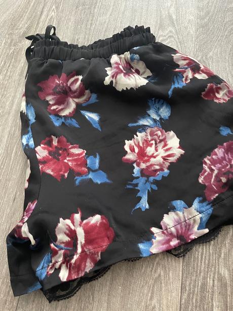 Saténové elegantné kraťasy, s