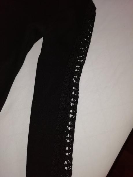 Čierny svetrík s čipkou na rukávoch, s