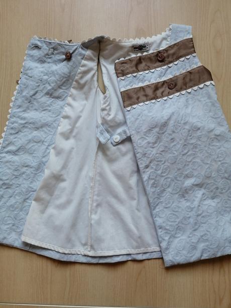 Spolocenske saty, 104