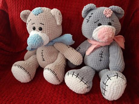 Háčkovaní mackovia so záplatou, 