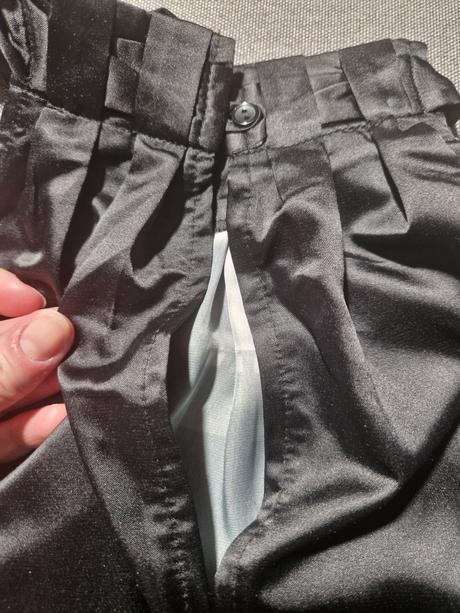 Saténové zaujímavé šaty, s