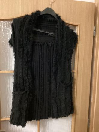 Pletená vesta s kúskami kozusinky, m