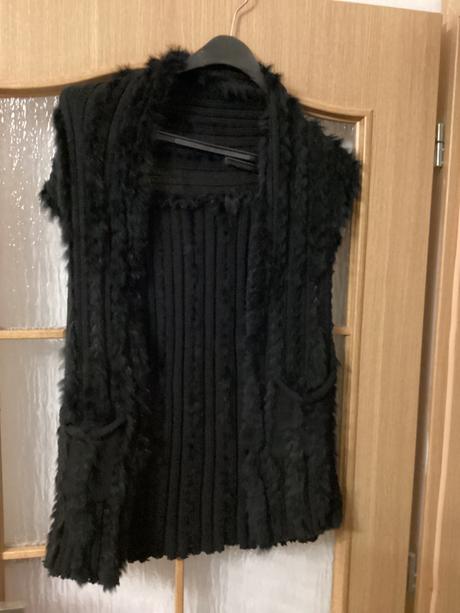 Pletená vesta s kúskami kozusinky, m