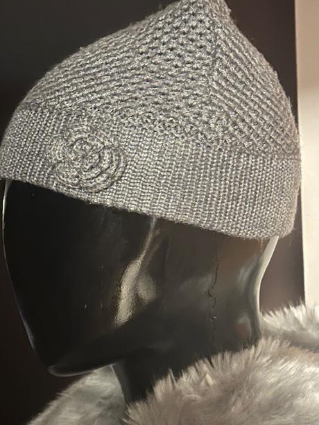 Sivá pletená čiapka s kvietkom, s.oliver
