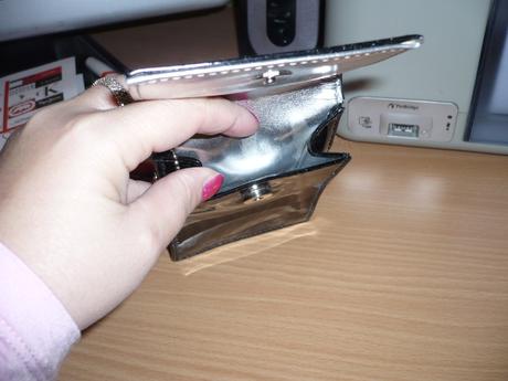 Lakovana taštička s trblietkami, 