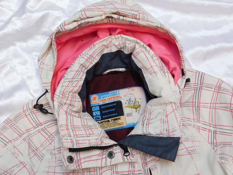 Kvalitna lyziarska bunda s odonimatelnou kapucnou, 36