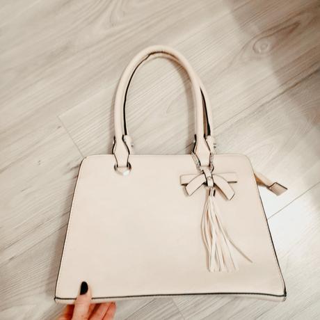 Bežova kabelka priestranna, 