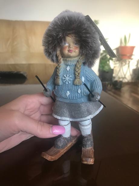 Zimná dekorácia lyžiarka, 