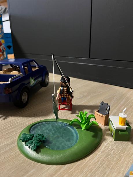 Playmobil auto s rybárom model 71038, 