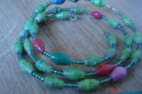 Zeleny naramok z lepenych papierikov, 