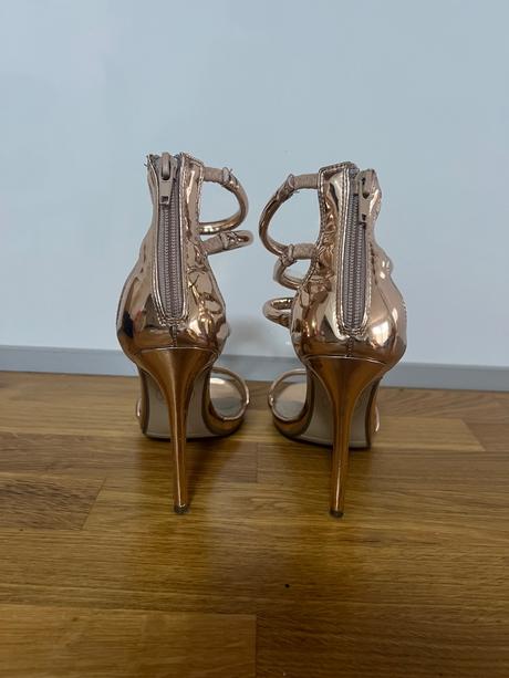 Zlaté sandalky, 37