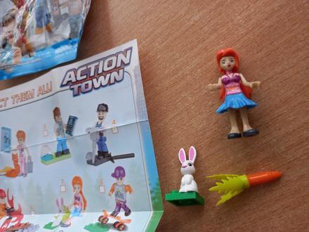 Figúrka cobi dievčatko so zajačikom,