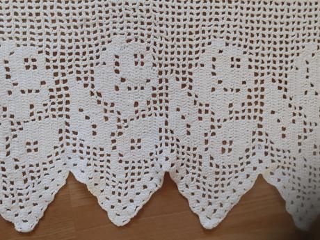 Háčkovaná záclonka,