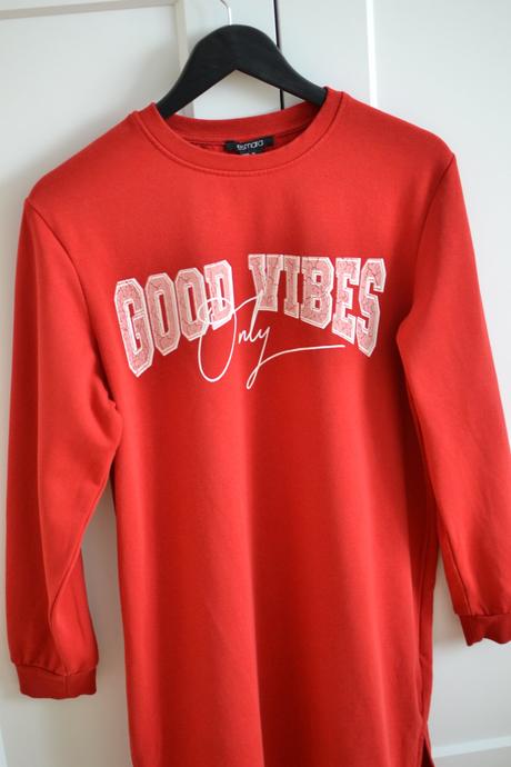 Červená mikina s, s