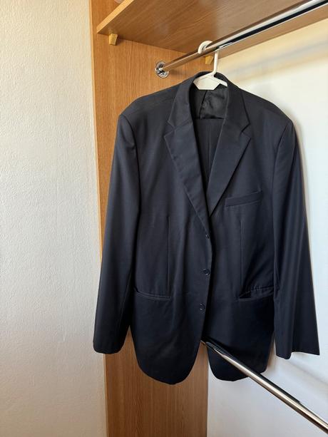 Pekný čierny oblek, 60