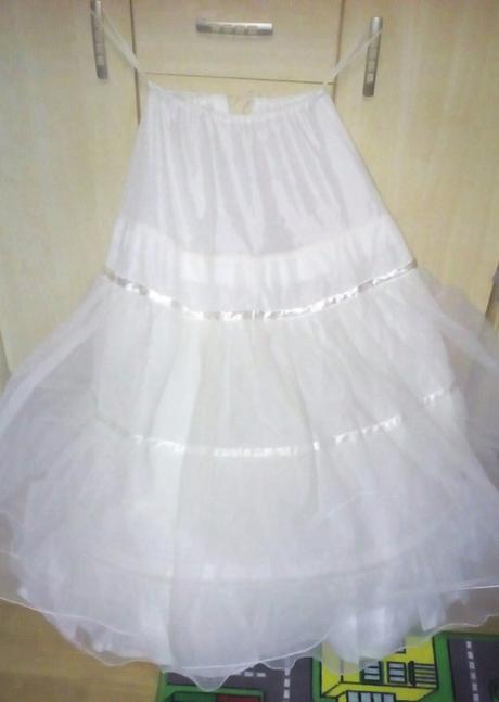 Krásne biele slávnostne šaty, s