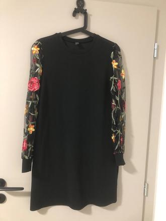 Čierne saty s kvetmi, s