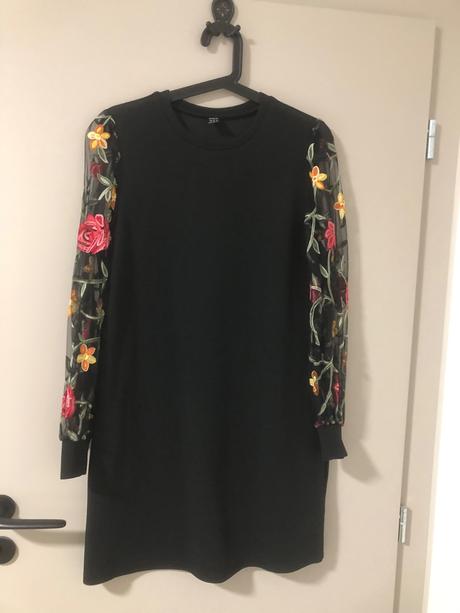 Čierne saty s kvetmi, s