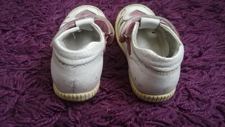 Sandálky, lasocki,23