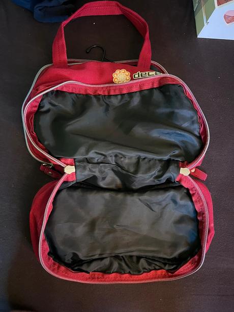 Kozmeticka taska so zrkadlom, vesiakom, 