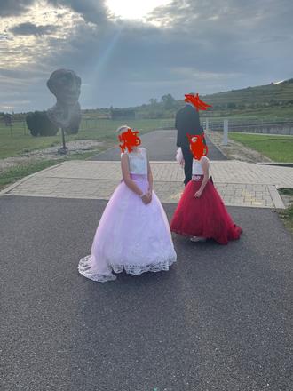 Šaty na svadbu s doplnkami, 128