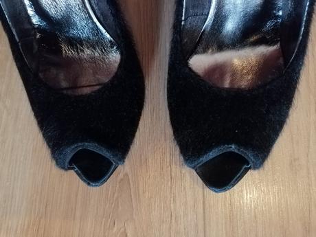 Čierne lodičky, 35