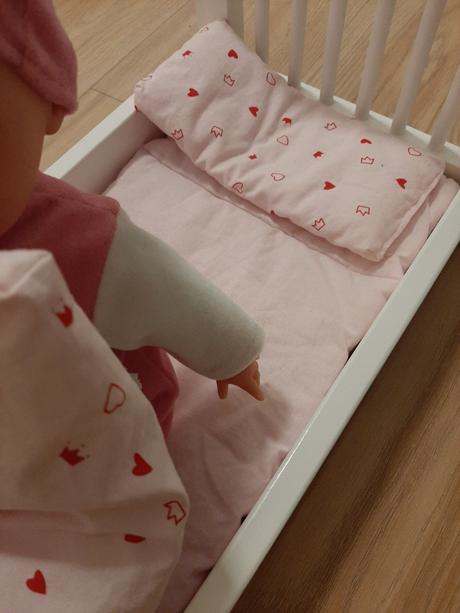 Bábika s postieľkou perinkou,