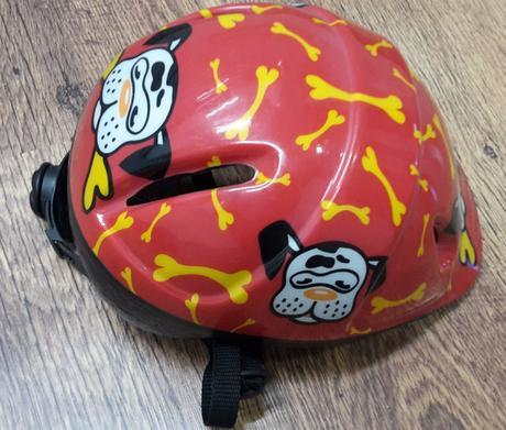 Cyklisticka prilba, s