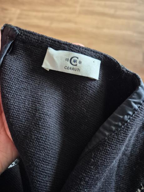 Krásne šaty s vlnou "malé čierne", 36