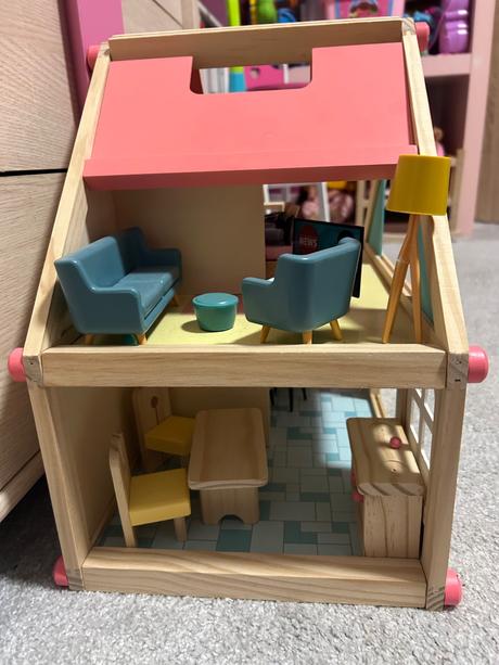 Drevený domček pre bábiky, 