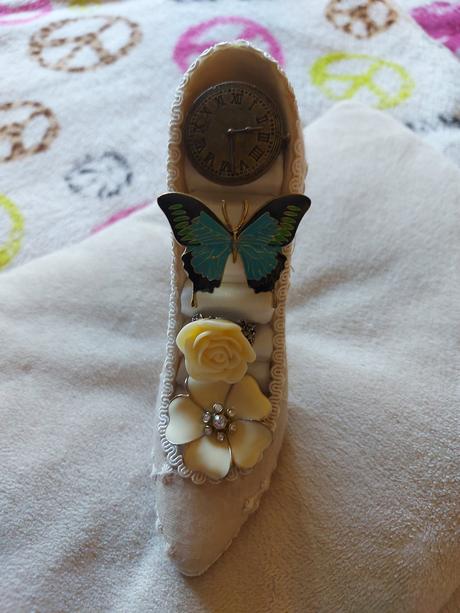 Rôzne druhy prsteňov, hodinky, kvet, motýľ, 