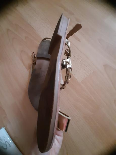 Zlaté nízke sandále zn. suredelle, 39