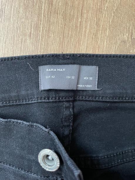 Čierne rifle s nápismi, zara,32