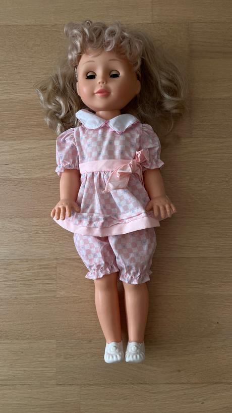 Žmurkajúca dlhovlasá bábika, 