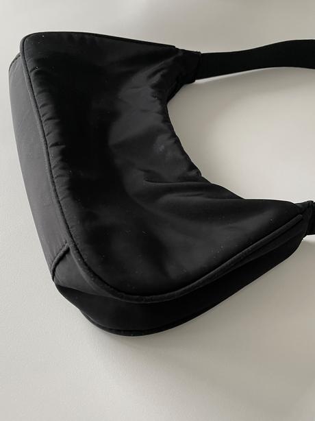 Asos malá čierna nylonová kabelka na plece/rameno, 