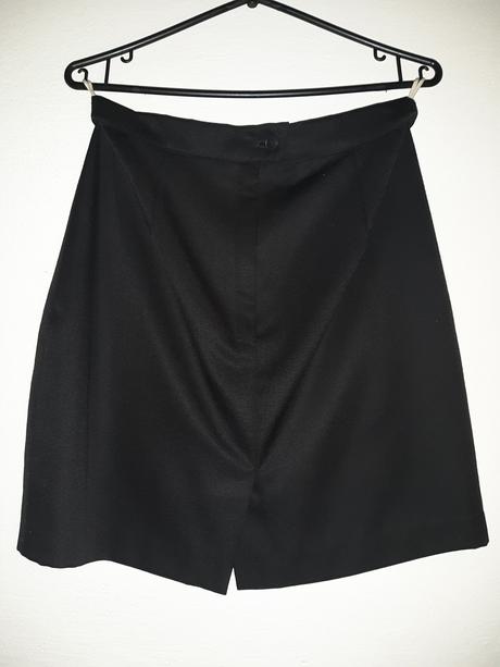 Čierna dievčenská sukňa, 158