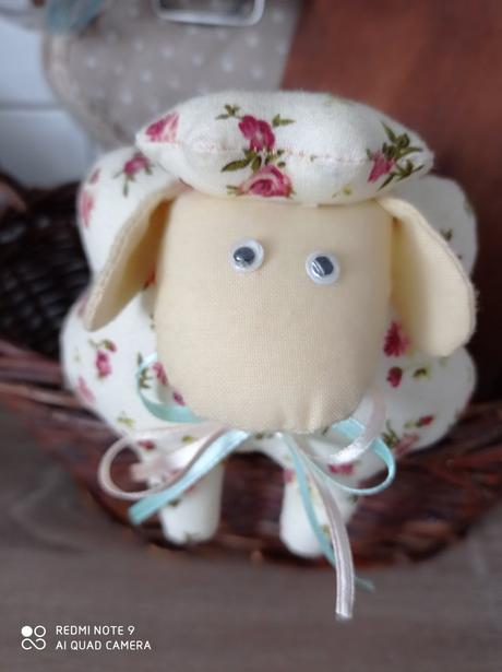 Roztomilá provance vidiecka ovečka super stav, 